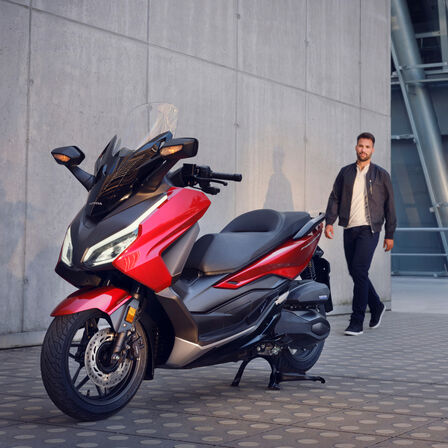 Honda Forza 350 auf Mittelständer mit Model