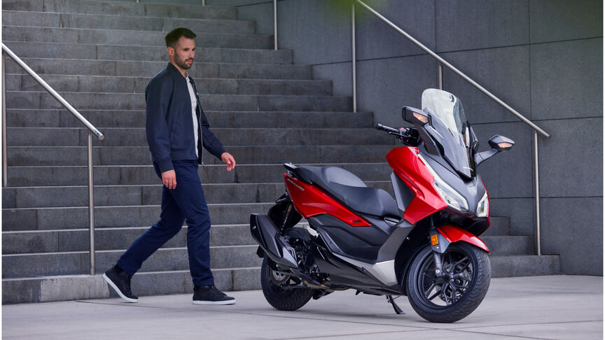 Honda Forza 350 vor Treppe mit Model 