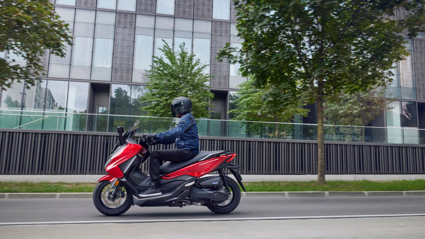 Honda Forza 350 vor Treppe mit Model 