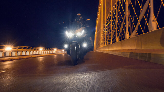 Forza 750 Motorrad, geparkt in der Nähe eines Flusses.