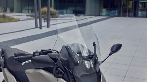 Nahaufnahme des elektrisch verstellbaren Windschilds des Forza 750