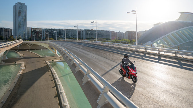 Honda PCX auf der Strasse.