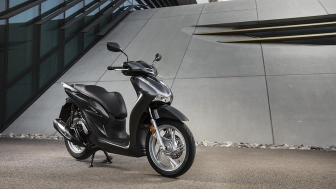 Honda SH125i, abgestellt in städtischer Umgebung.