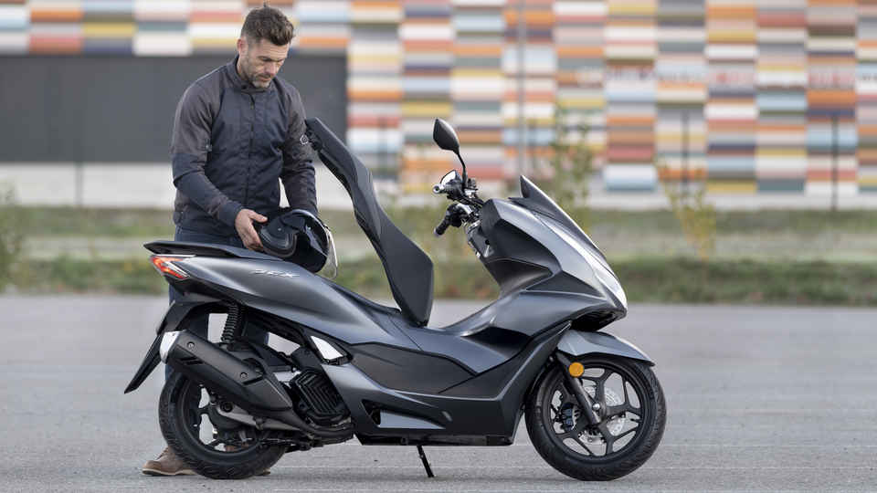 honda-pcx125-honda-roller-motorr-der-125-ccm-motorr-der-und-roller