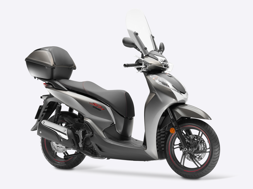Dreiviertel-Frontansicht des Honda SH300i mit Top Case und Windschild.