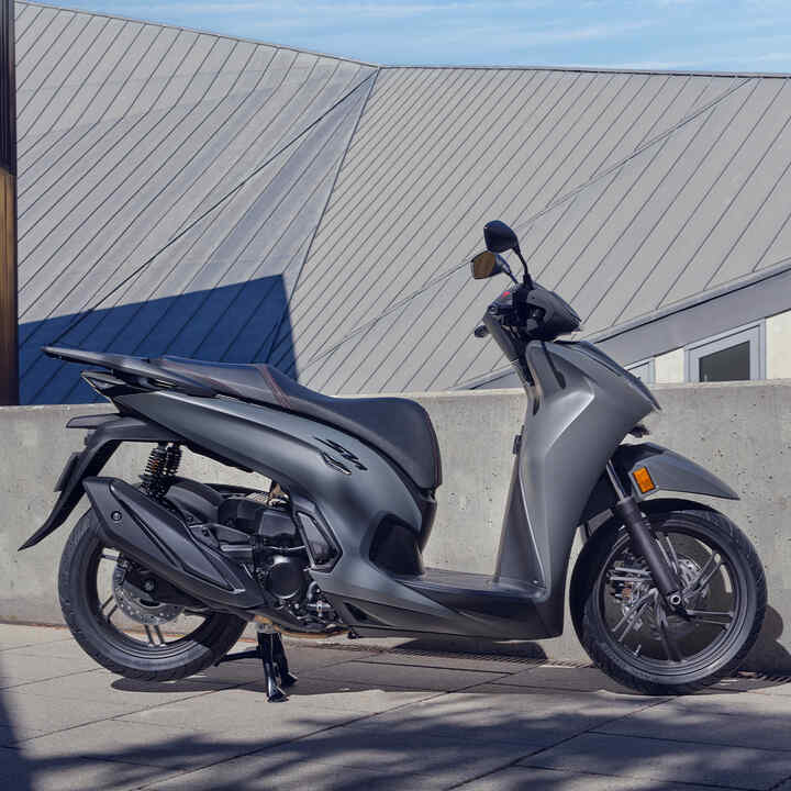 Abgestellter Honda SH350i auf einem Hof, Seitenansicht.