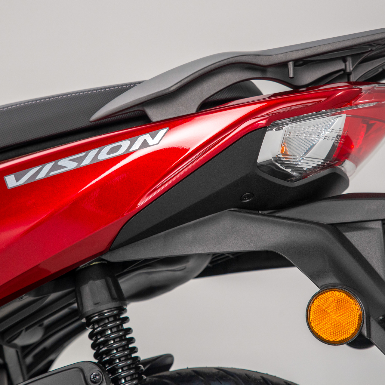 Vision 110 Dreiviertelansicht von hinten mit Logo