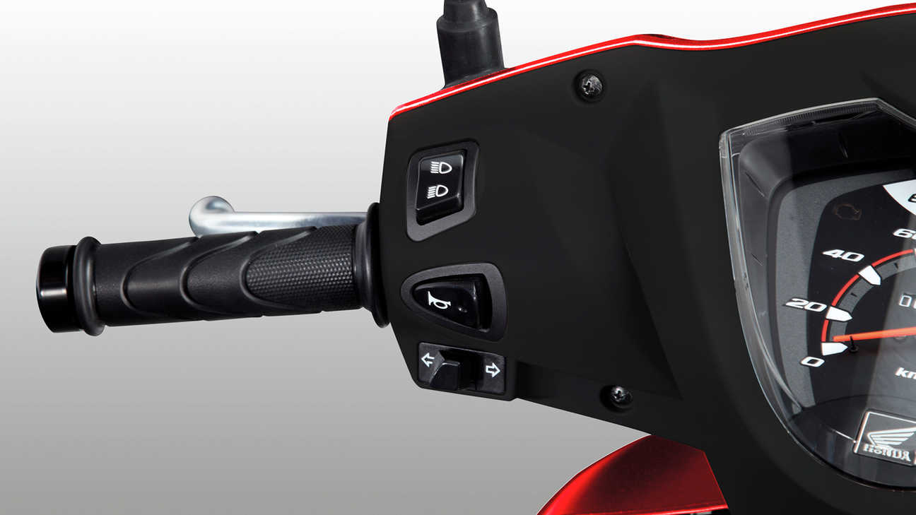 Griff des Honda Vision Rollers – Bedienelemente Hupe, Blinker und Beleuchtung im Fokus.