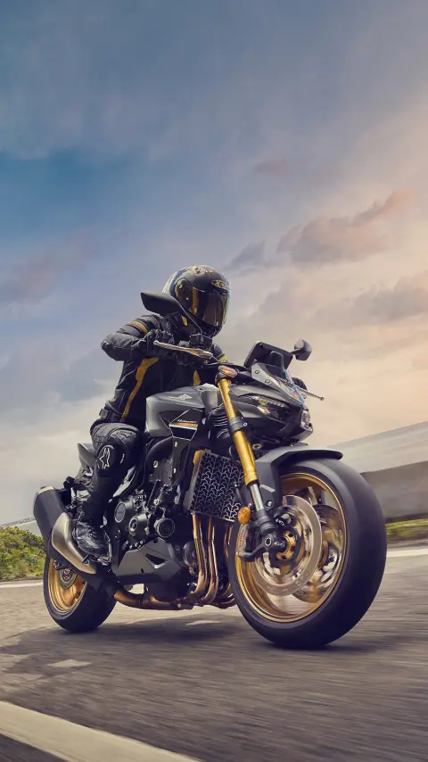 Mann auf Motorrad in einer Kurve