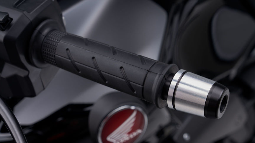 3/4-Frontansicht einer Honda CB1000R mit Zubehör.