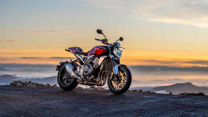 Honda CB1000R, 3/4-Vorderansicht rechts, geparkt, darüber die Berge