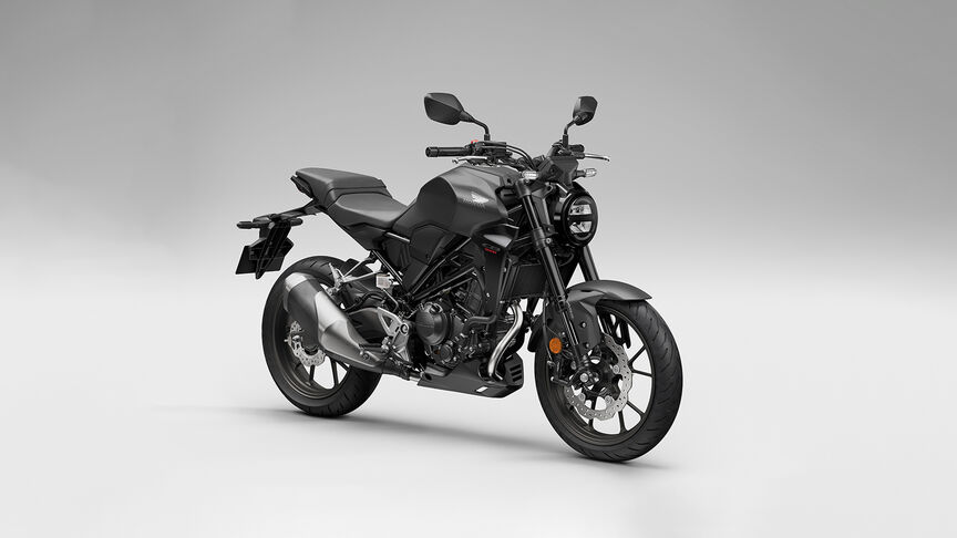 Dreiviertel-Frontansicht einer Honda CB300R mit Zubehör.