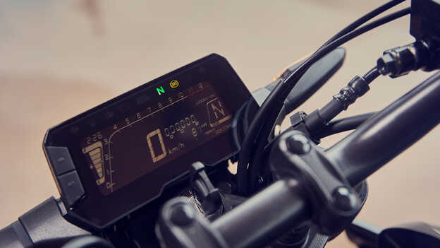 Honda CB300R, Nahaufnahme des klar ablesbaren LCD-Cockpits mit Ganganzeige