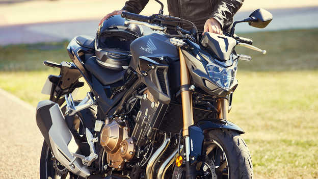CB500F – Aggressives Naked-Bike-Styling und neue Aufkleber