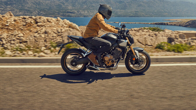 Honda CB650R, ¾-Frontansicht auf Parkplatz