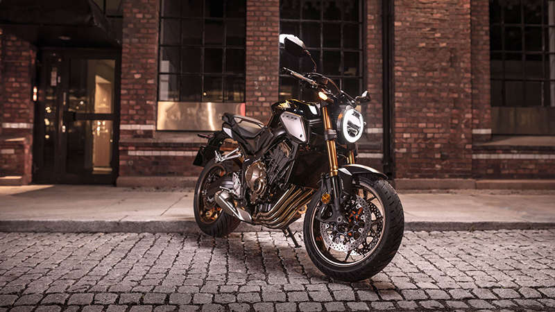CB650R Neo Sports Café, 3/4-Frontansicht rechts, in der Stadt bei Nacht