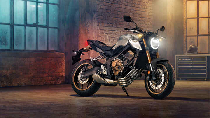 CB650R Neo Sports Café, 3/4-Frontansicht rechts, in der Stadt bei Nacht