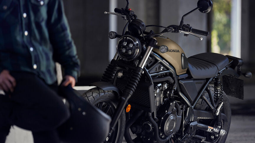 Abgestellte Honda CL500, ¾-Frontansicht.