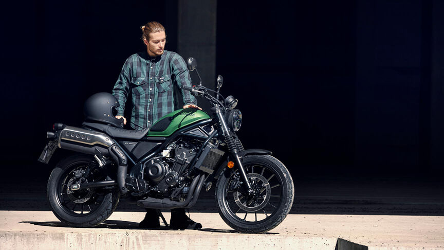 Abgestellte Honda CL500, ¾-Frontansicht.