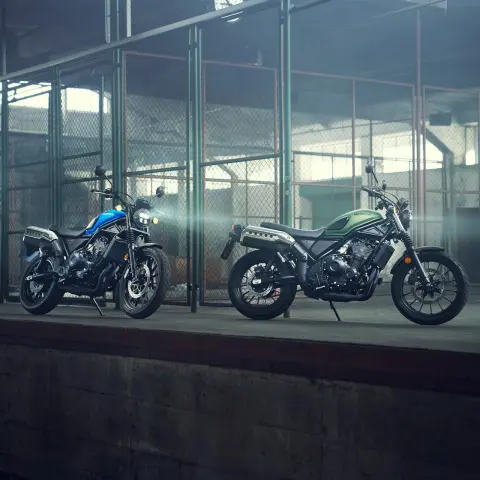 Honda CL500 Motorräder in einem Ausstellungsraum.