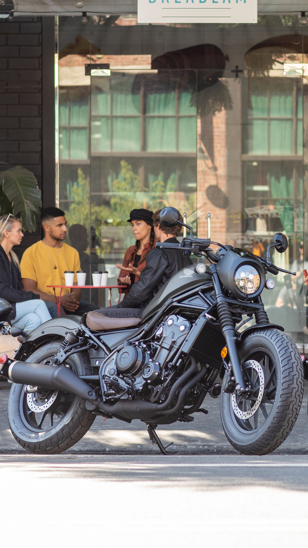 CMX500 Rebel, ¾-Frontansicht in einer Stadt