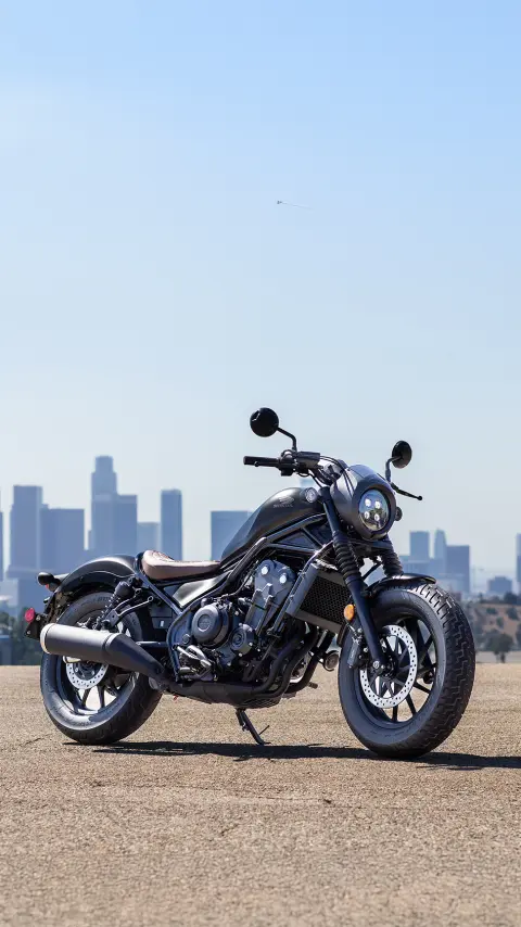 CMX500 Rebel, ¾-Frontansicht in einer Stadt