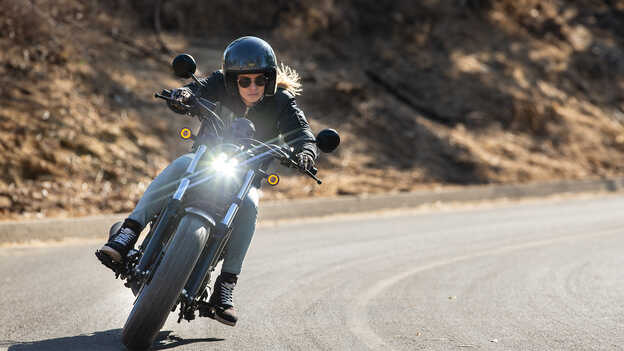 CMX500 Rebel mit Fahrer.