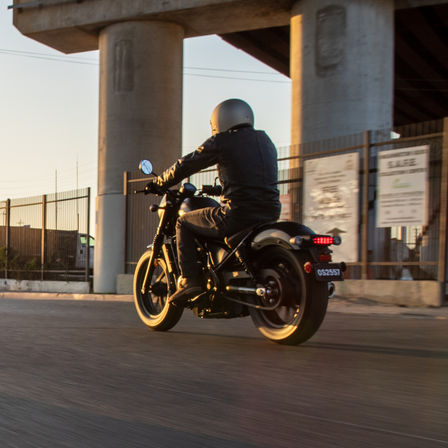 Dreiviertel-Heckansicht der Honda CMX500 Rebel auf der Straße.