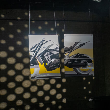 An einer Wand hängende Konzeptskizze der Honda Hornet.