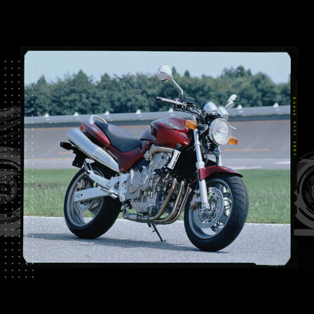 Frontansicht der Honda Hornet, abgestellt auf einer Rennstrecke.