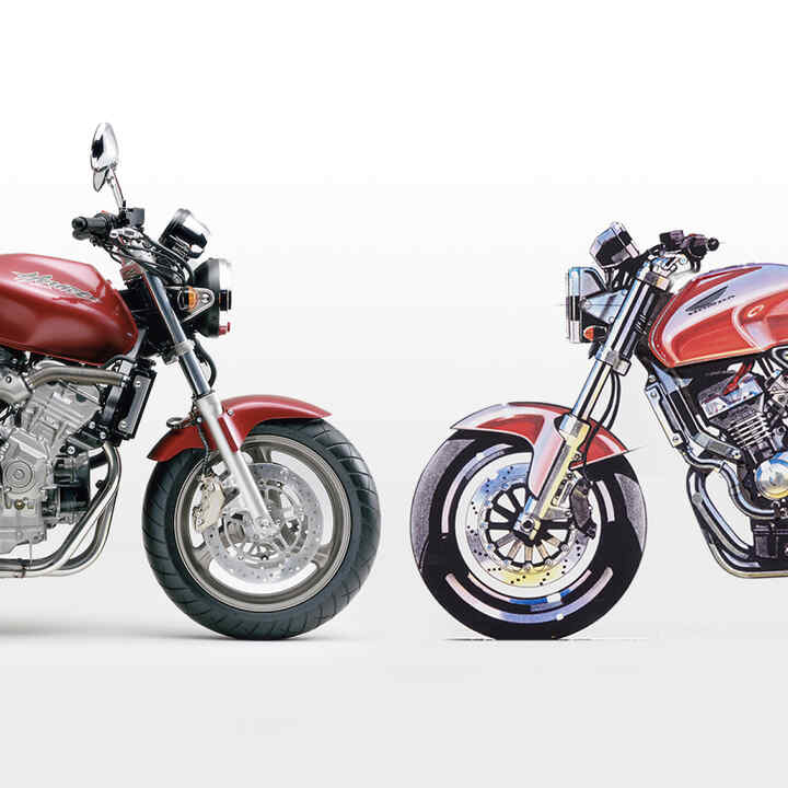 Zwei sich gegenüberstehende Honda Hornets.