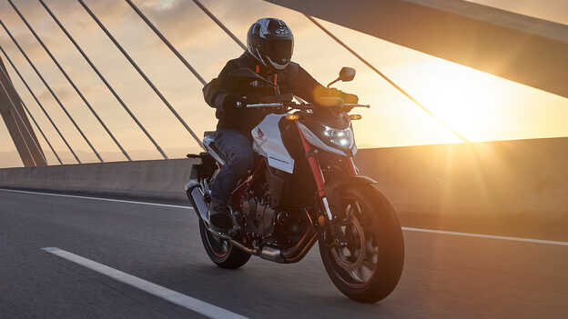 Honda CB750 wird über eine Brücke gefahren.