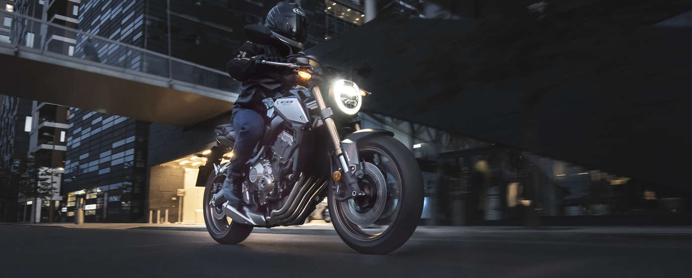 Honda CB650R auf der Strasse.