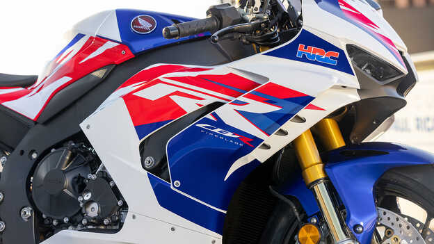 Nahaufnahme des HRC-Logos der Honda CBR1000RR-R Fireblade