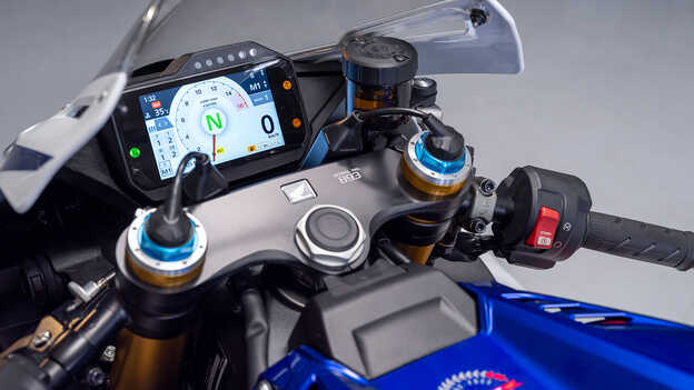 Nahaufnahme der Instrumenteneinheit der Honda CBR1000RR-R Fireblade