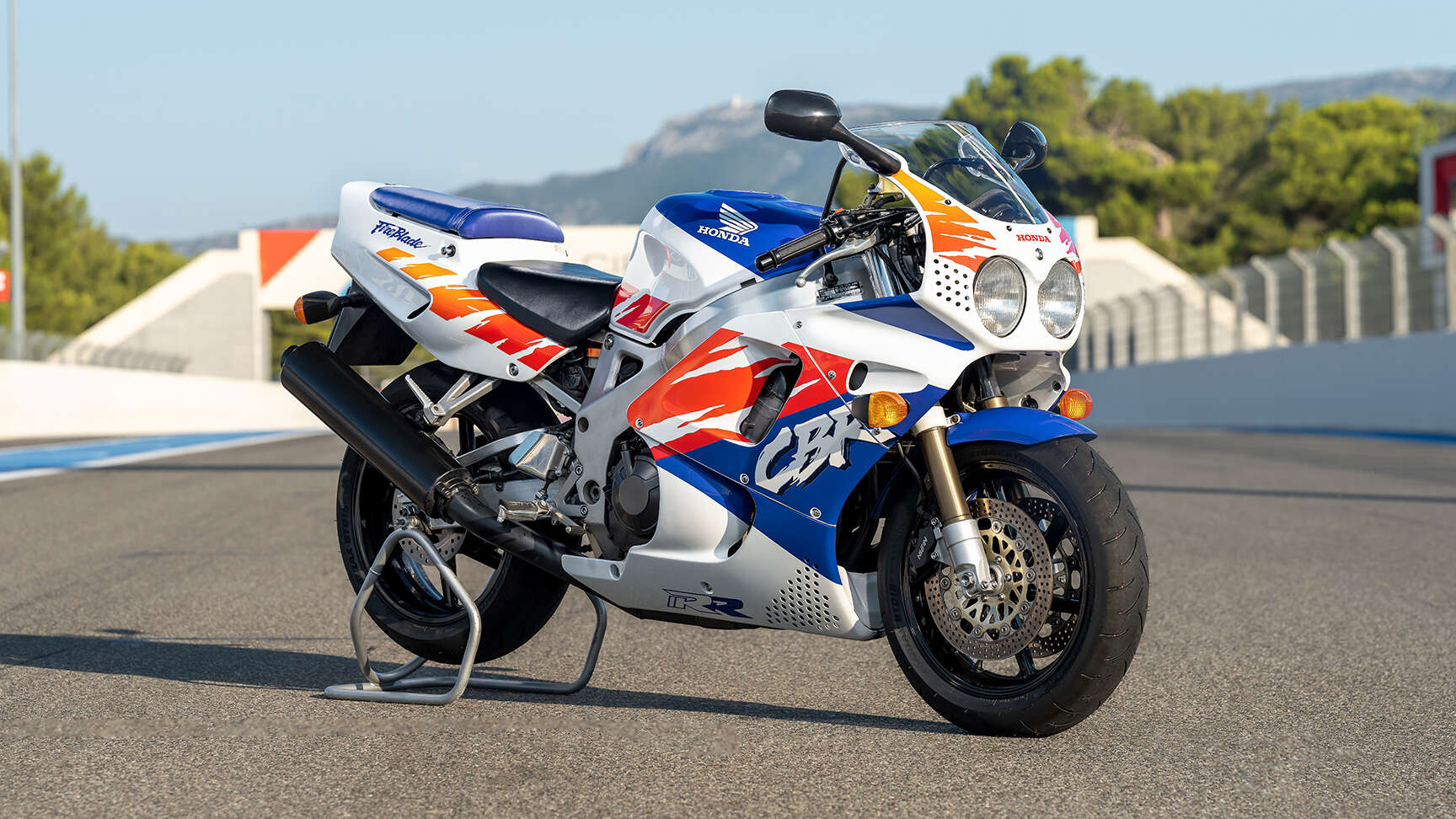 Seitenansicht der 1992er CBR900R Fireblade im Studio