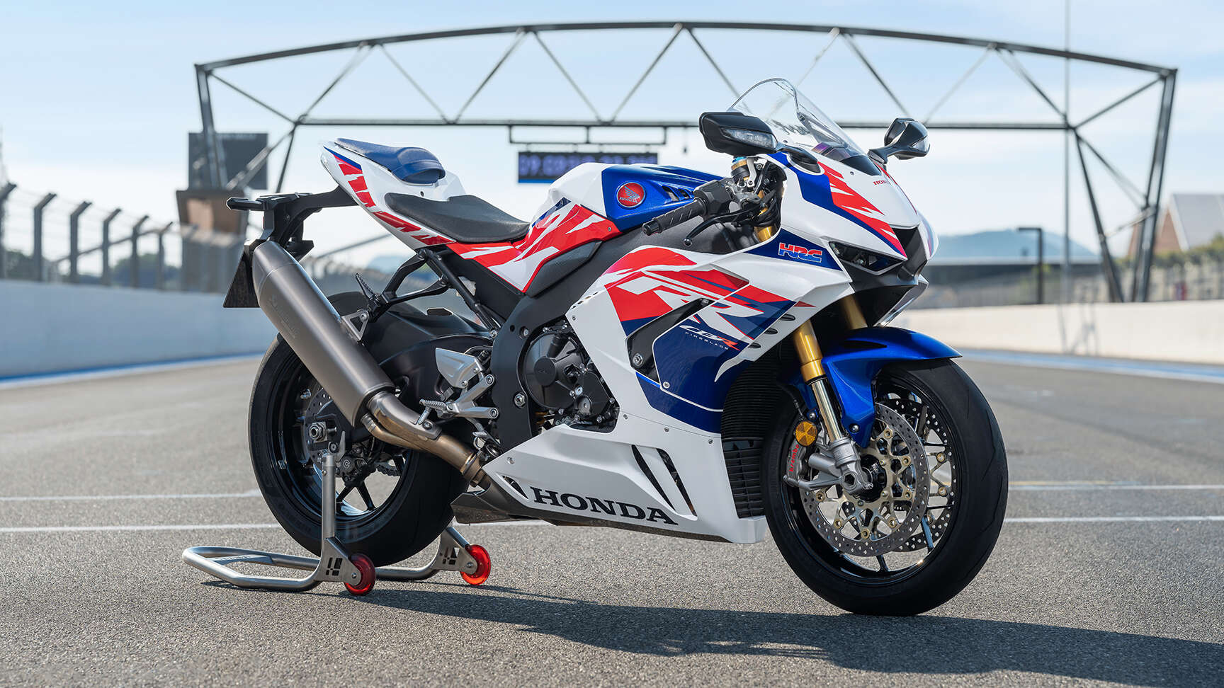 Seitenansicht der 2022er CBR1000RR-R Fireblade SP 30th Anniversary im Studio