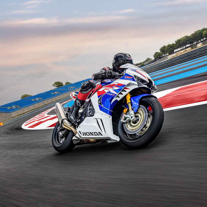 3/4-Frontansicht, rechte Seite, Honda CBR1000RR-R-Fireblade mit Fahrer auf einer Rennstrecke