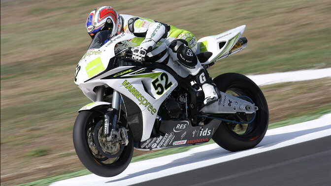 2004–2007 Honda CBR1000RR mit Fahrer auf einer Rennstrecke