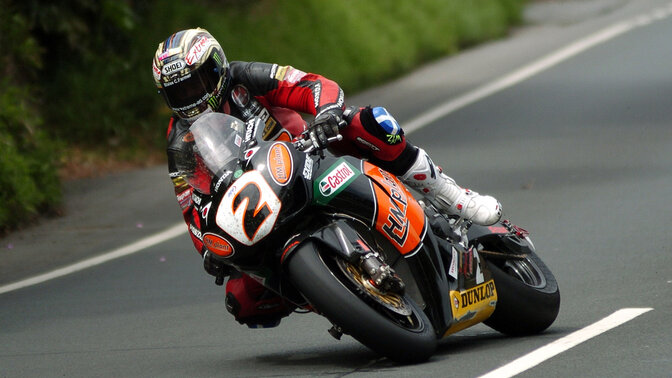 2008–2011 Honda CBR1000RR mit Fahrer auf einer Rennstrecke. 