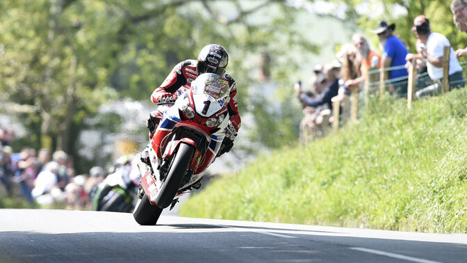 2012–2014 Honda CBR1000RR mit Fahrer auf einer Rennstrecke. Bildnachweis: 2014 Isle of Man TT Races