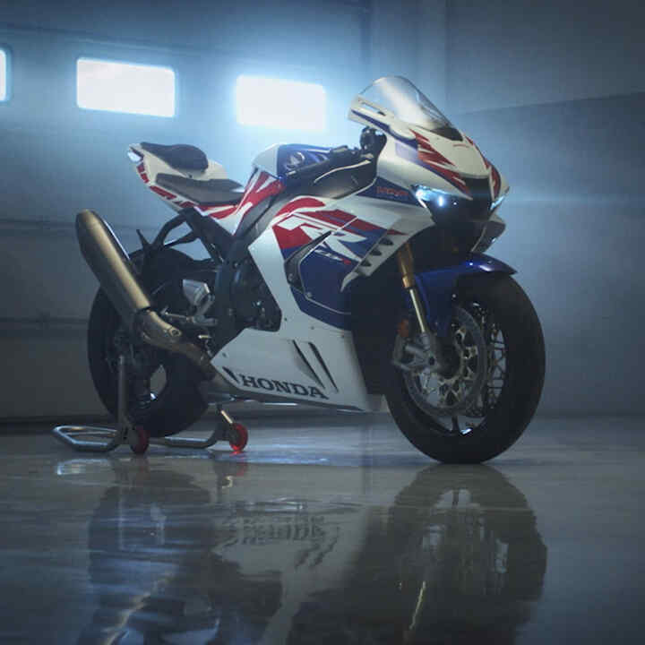 Honda CBR1000RR-R Fireblade mit Fahrer auf einer Rennstrecke
