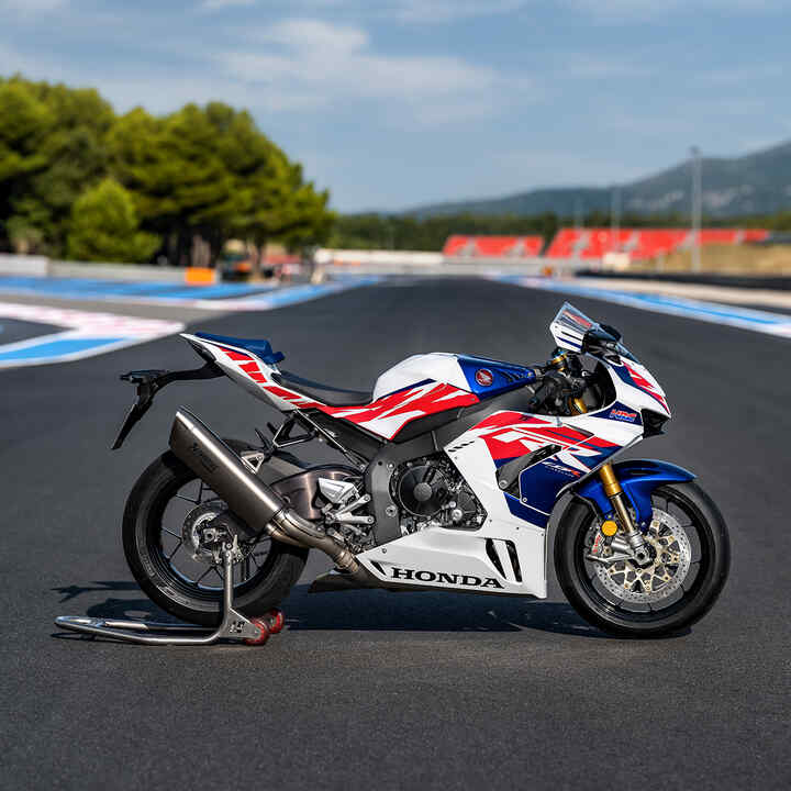 Honda CBR1000RR-R Fireblade auf der Rennstrecke, Ansicht von rechts