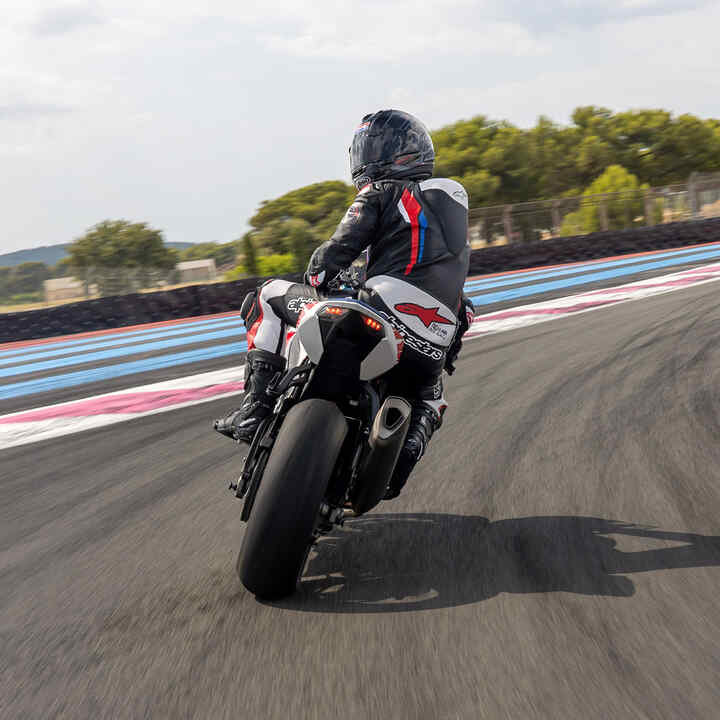 Heckansicht der Honda CBR1000RR-R Fireblade mit Fahrer auf einer Rennstrecke
