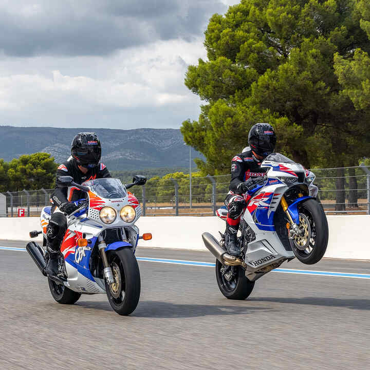 3/4-Ansicht der Honda CBR1000RR-R Fireblade und der Fireblade SP, abgestellt auf einer Rennstrecke