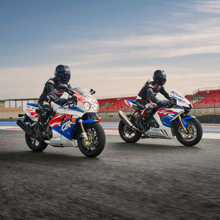 Seitenansicht einer Honda CBR1000RR-R-Fireblade auf einer Rennstrecke mit zwei Fahrern