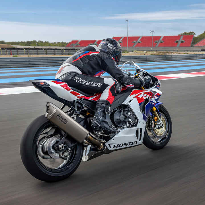 3/4-Heckansicht der Honda CBR1000RR-R-Fireblade mit einem Fahrer auf einer Rennstrecke