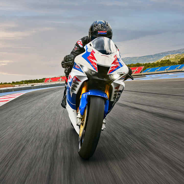 Frontansicht der Honda CB900RR Fireblade mit Fahrer auf einer Rennstrecke