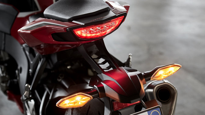 Honda CBR1000RR Fireblade, Nahaufnahme der LED-Scheinwerfer und der Blinker.