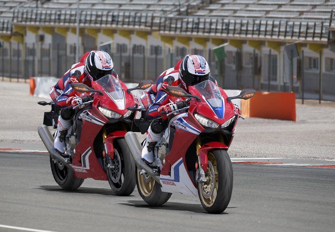 Zwei CBR1000RR Fireblade SP, 3/4-Frontansicht rechts